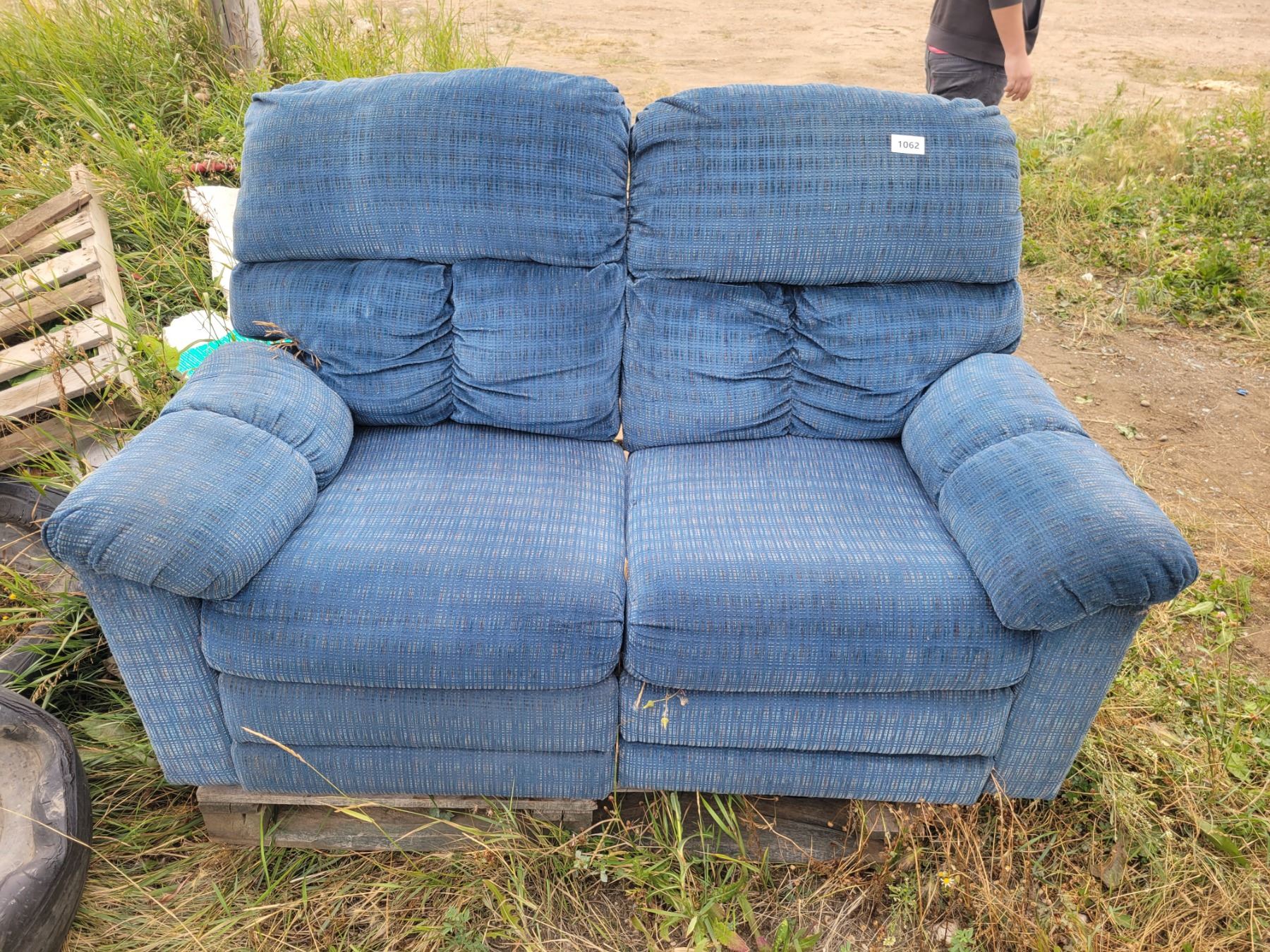 recliner couch Schmalz Auctions