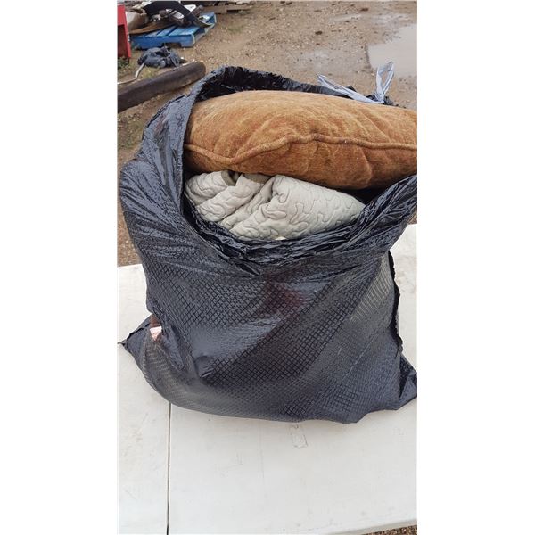 Lot Pillows & Bedding