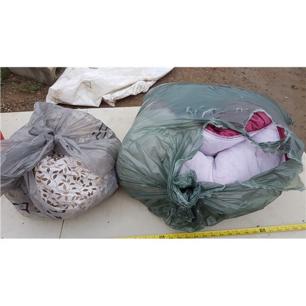 Lot Blankets / Linens