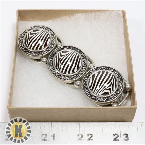 BRACELET WITH DETAILED SILVERTONE AND ZEBRA THEME
