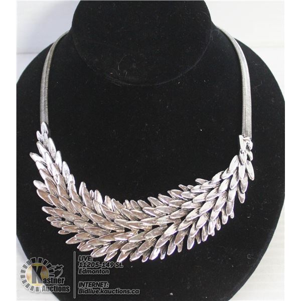VINTAGE FEATHER LOOK NECKLACE