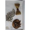 Image 1 : LOT OF 3 MIXED COSTUME JEWELLERY BROOCHES