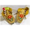 Image 1 : VINTAGE BEADED BRAIN TANNED MOCCASINS