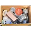 Image 1 : BOX OF TUPPERWARE LIDS AND JARS PLATES COOKWARE