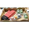 Image 1 : 2NEW OVEN MITTS AND 4 SETS OF CANDLES