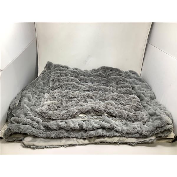 Comfort Spaces Throw Blanket w/ 2 Throw Pillow Cases