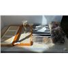 Image 1 : 3 BAGS OF WICKER SPHERES, TRIPLE CANDLE HOLDER, PICTURE FRAMES AND INSPIRATIONAL SIGN