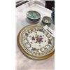 Image 2 : LOT OF EASTERN DISHES AND 2 DECORATIVE PLATES W/ STANDS