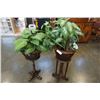 Image 1 : 2 WOOD STANDS WITH ARTIFICIAL GREENERY AND FLOWERS