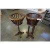 Image 2 : 2 WOOD STANDS WITH ARTIFICIAL GREENERY AND FLOWERS