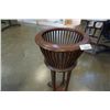 Image 8 : 2 WOOD STANDS WITH ARTIFICIAL GREENERY AND FLOWERS