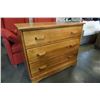 Image 2 : 3 DRAWER MAPLE DRESSER