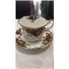 Image 2 : ROYAL ALBERT OLD COUNTRY ROSE CHINA TEAPOT AND 4 CUPS AND SAUCERS