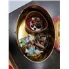 Image 3 : I LOVE LUCY TIN SIGN WITH COMPLETE SEASON 2 DVD SERIES AND TIN OF JEWELRY
