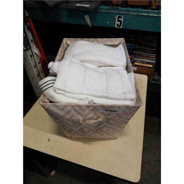 TOTE OF ESTATE TOWELS AND LINENS - APPEAR TO BE AS NEW CONDITION AND HIGH QUALITY