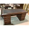 Image 1 : EXECUTIVE DESK WITH LOCKING FEATURE