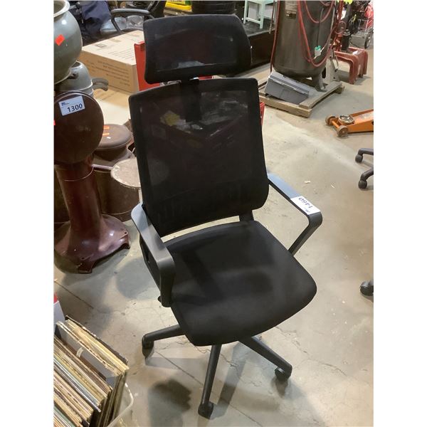 ROLLING OFFICE CHAIR