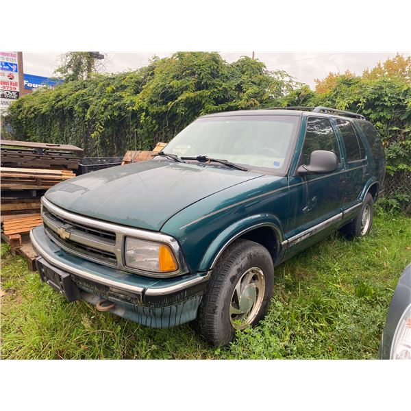 1996 CHEVROLET BLAZER LT, GREEN, 4DRSW, GAS, AUTOMATIC, *SALVAGE TITLE, FOR PARTS OR REPAIR ONLY