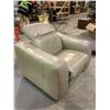 Image 2 : LEATHER ELECTRIC RECLINER SOME COSMETIC ISSUES