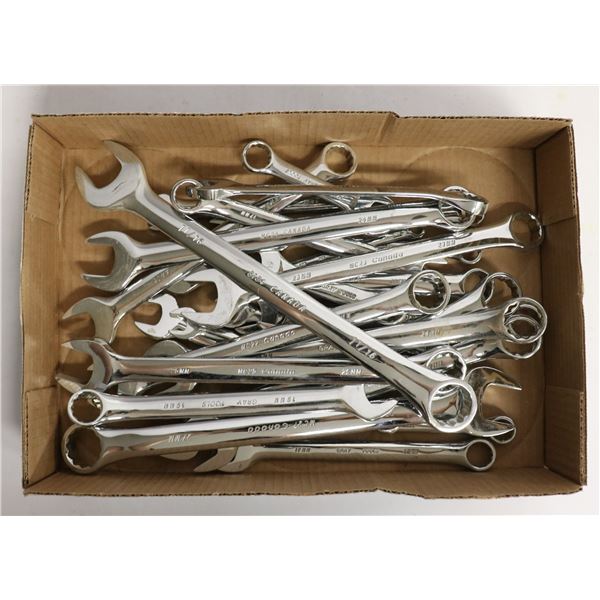 FLAT LOT OF GRAY TOOLS WRENCHES