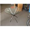 Image 1 : 7 Round Glass Top Tables