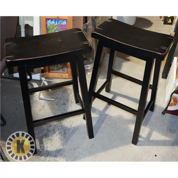 2 BAR STOOLS- LIKE NEW