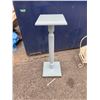 Image 1 : Pedistal/ accent table
