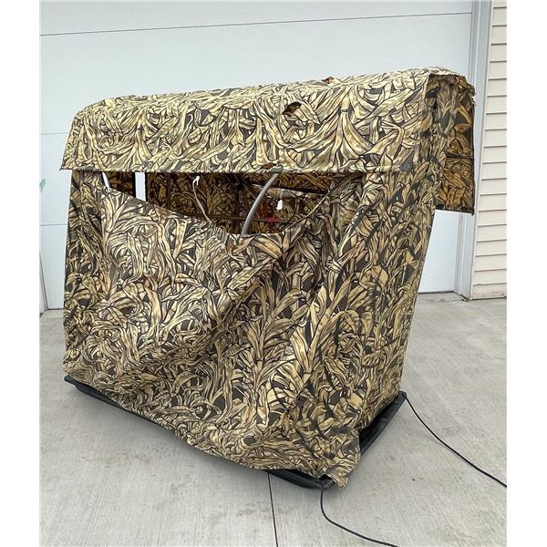 SELF-CONTAINED DUCK BLIND ON PLASTIC SLED