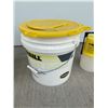 Image 5 : TWO AERATED LIVE BAIT BUCKETS AND SMALL LIVE BAIT CONTAINER
