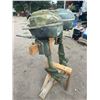 Image 4 : VINTAGE JOHNSON 3 HP OUTBOARD MOTOR