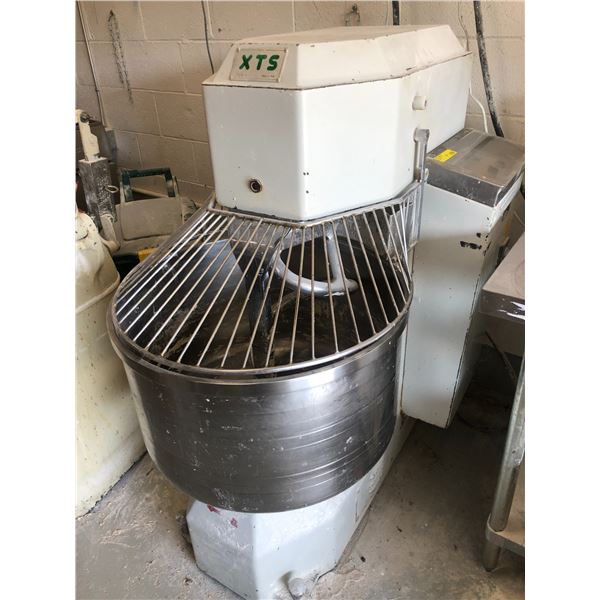 XTS large commercial stand mixer w/ bowl & dough attachment. Made in Italy