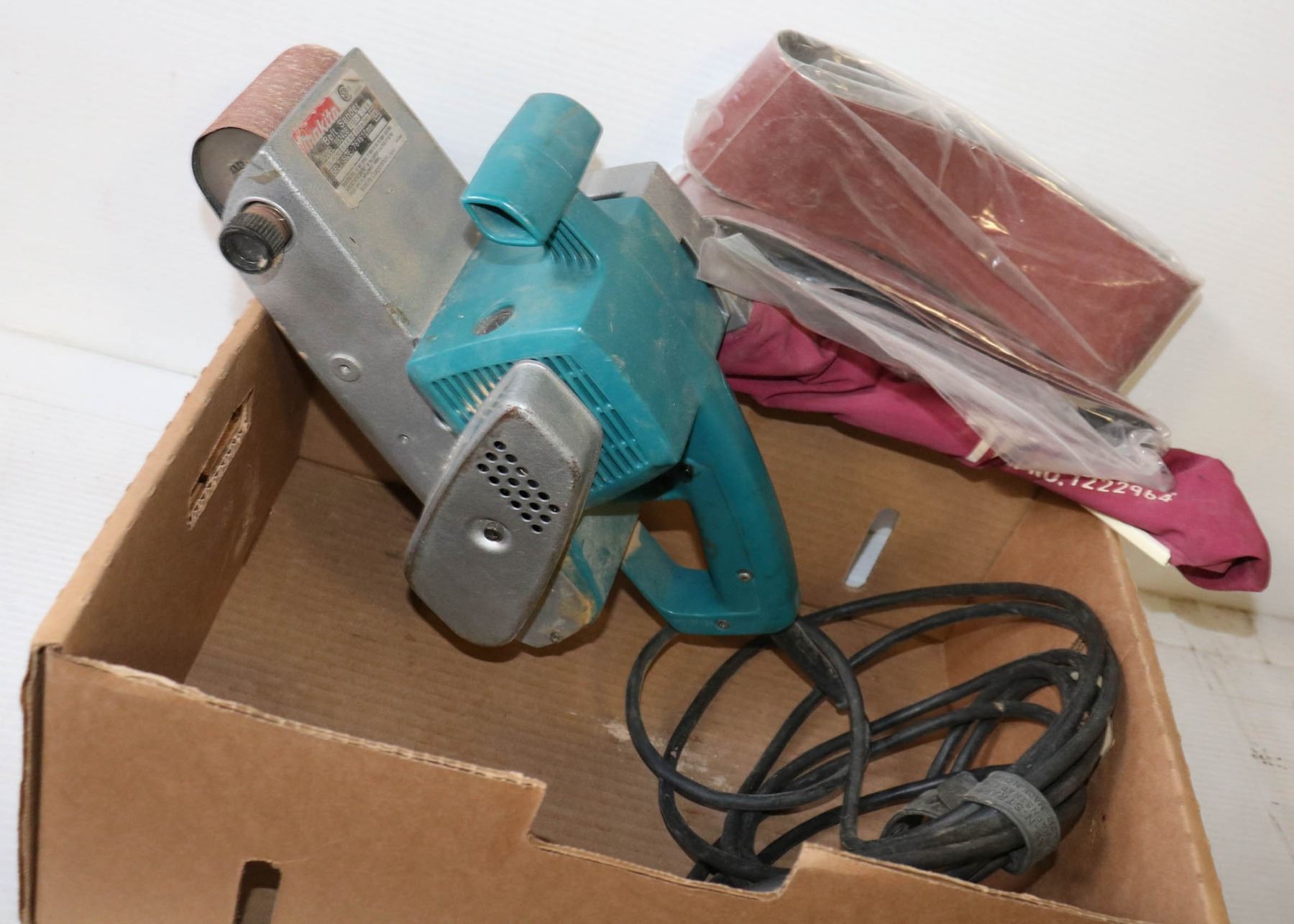 MAKITA BELT SANDER 76 X 610MM MODEL 9924DB