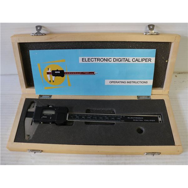 ELECTRONIC DIGITAL CALIPER 0-150 MM 6  IN CASE