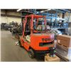 Image 2 : *SEPT 27* TOYOTA FGC45 ORANGE 9390 LBS CAPACITY 3 STAGE 169'' MAST HEIGHT SOLID TIRE PROPANE
