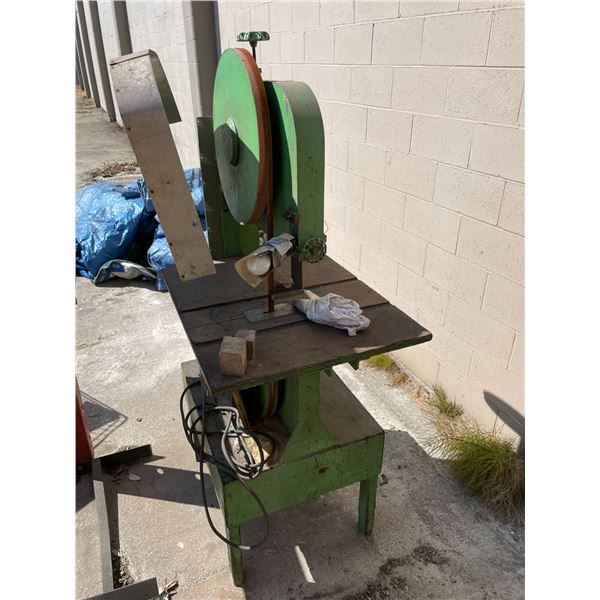 GREEN HEAVY DUTY INDUSTRIAL VERTICAL ELECTRIC BANDSAW