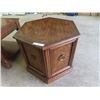 Image 2 : 2 End Tables - 21" x 27" x 22" & 21" x 24" x 24"