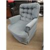 Image 2 : 2 Upholstered Button Back Swivel LR Chairs