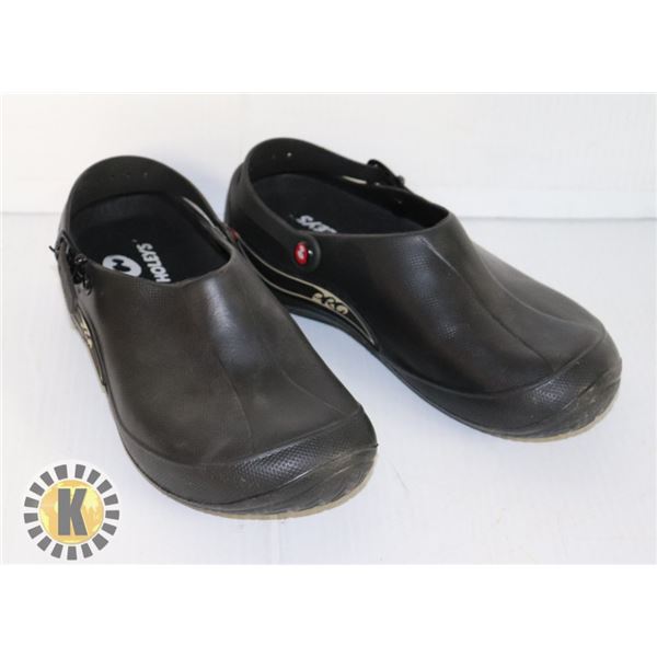 PAIR OF HOLLEYS SIZE 5 KITCHEN CLOG CROCK **NEW**