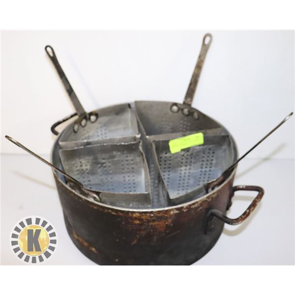 PASTA COOKING POT /W 1/4 CIRCLE STRAINER BASKETS