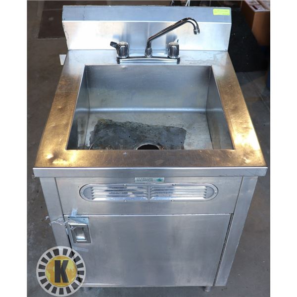 STAINLESS STEEL SINK WITH FAUCETS