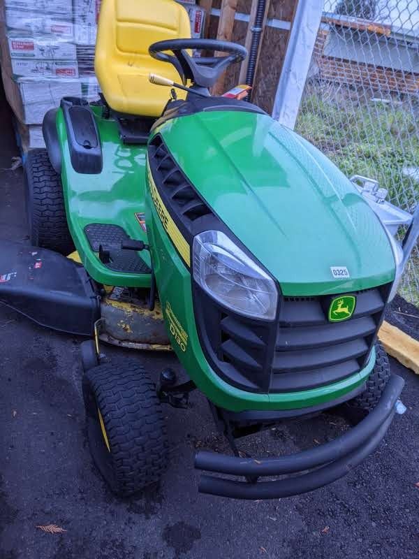 John Deere D130 100 Series Lawn Tractor (one flat tire)