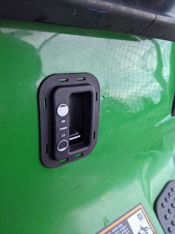 John Deere D130 100 Series Lawn Tractor (one flat tire)