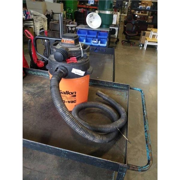 5 GALLON PORTABLE SHOPVAC WORKING