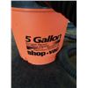 Image 2 : 5 GALLON PORTABLE SHOPVAC WORKING