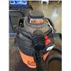 Image 3 : 5 GALLON PORTABLE SHOPVAC WORKING