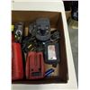 Image 3 : 2 MAKITA CORDLESS DRILLS WITH 2 18V BATTERIES AND 20V DEWALT CORDLESS DRILL