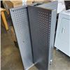 Image 5 : 4 FT TALL METAL PEG BOARD DISPLAY UNIT WITH 2 BOXES OF PEG HOOKS