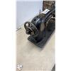 Image 5 : ANTIQUE SINGER SEWING MACHINE