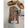 Image 2 : EGYPTIAN PLAQUE WITH DUTCH CLOD COLLECTIBLES