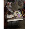 Image 1 : 2 TRAYS OF HOME DECOR, SIGNS, WALL ART